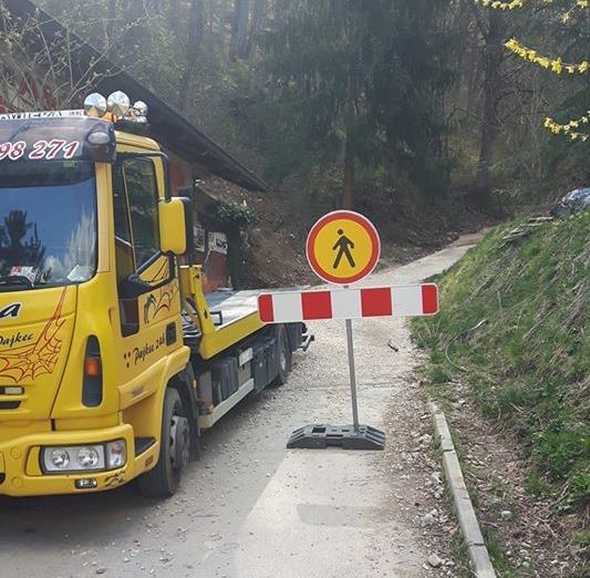 Pešpot na Celjsko kočo je zaprta, kar dokazuje fotografija iz Facebooka