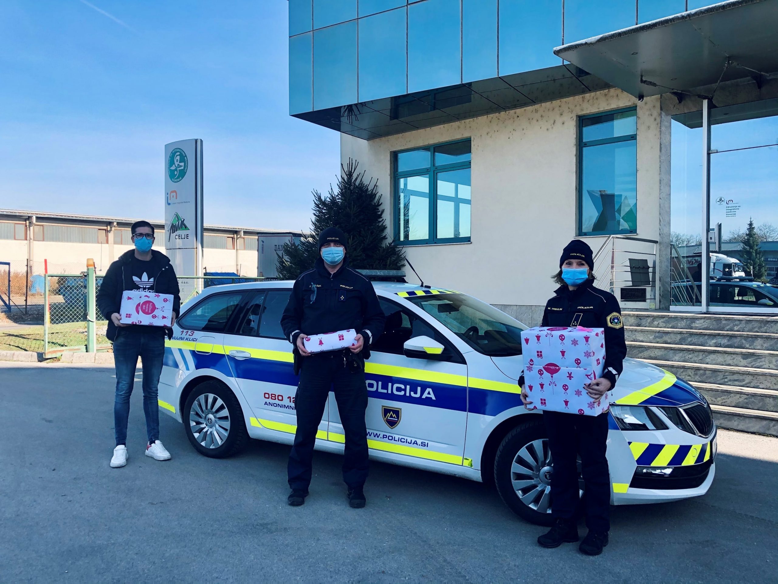 Pri dostavi daril so pomagali tudi policisti PU Celje-min