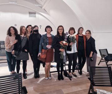 Avtorica razstave je kustosinja Barbara Trnovec, razstava pa je nastala v odličnem sodelovanju z dr. Natašo Vampelj Suhadolnik, dr. Majo Veselič, dr. Natašo Visočnik Gerželj, dr. Klaro Hrvatin, Dunjo Zorman in Mino Grčar iz Oddelka za azijske študije Filozofske fakultete v Ljubljani ter z dr. Heleno Motoh iz ZRS Koper.