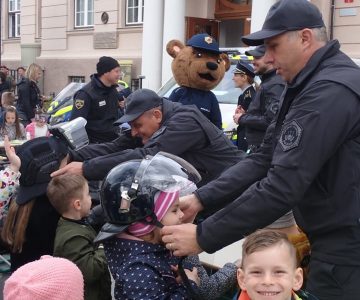 Predstavitev javnih služb pred I. gimnazijo v Celju (4)