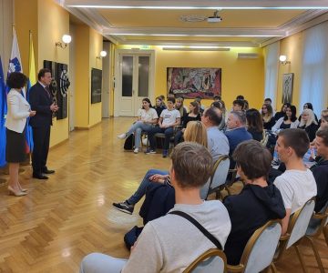Skupina 15 dijakov in dijakinje gimnazije  Hohentwiel-Gewerbeschule iz Singna, skupaj z dijaki Gimnazije Lava na sprejemu pri županu Celja (foto: MOC)